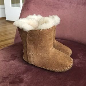 Toddler uggs, size 4. GUC. No stains.